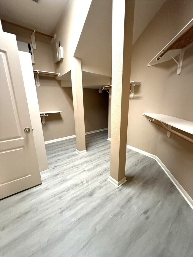 Building Photo - 3305 Knollcrest Ln