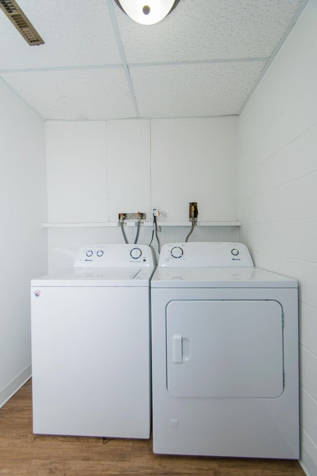 Building Photo - Spacious 2 bedroom / 1 bathroom Duplex for...