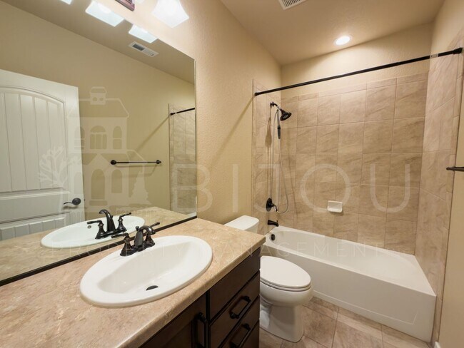 Building Photo - Spacious 4 Bedroom!!