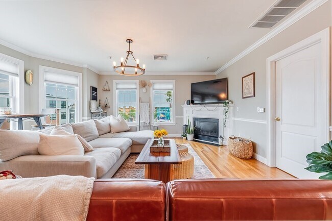 Building Photo - 601 E Broadway