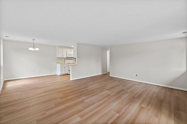 Building Photo - Condo in Woodside Square. 3Br / 1Ba Renovated. Garage.