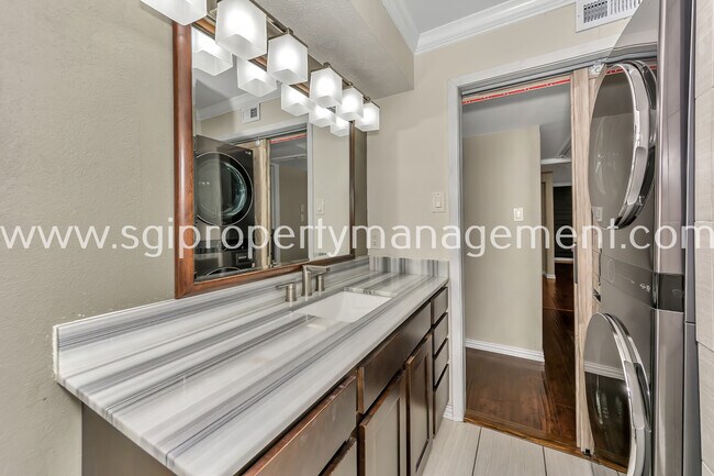 Building Photo - 7906 Royal Ln