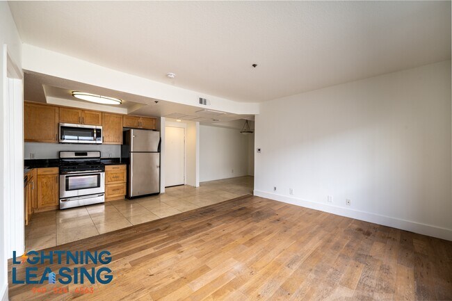 Building Photo - 937 Palm Ave