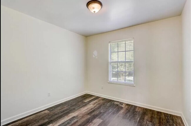 Building Photo - 100 Sadler Ct
