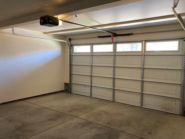 Building Photo - 2 Bedroom 2.5 Bath Townhome