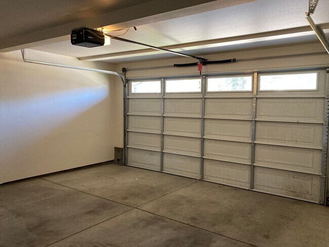 Building Photo - 806 SW Kinsington Ct