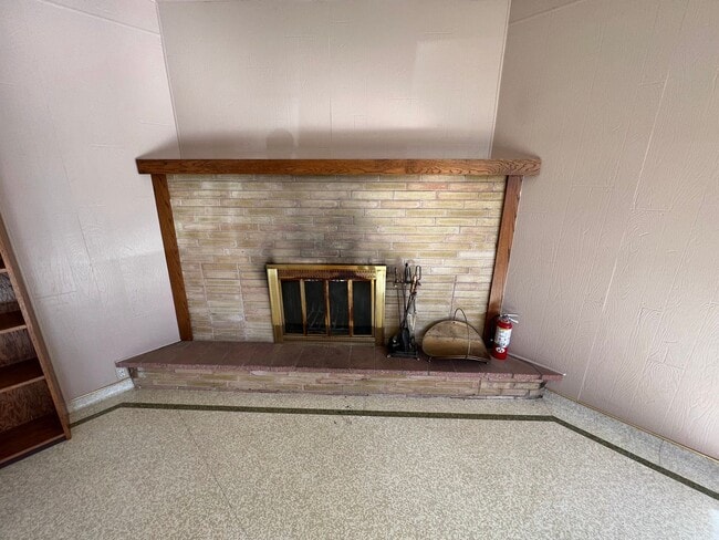 Building Photo - 3 Bed 2 Bath House with Attached 2 Car Garage & Trailer Parking