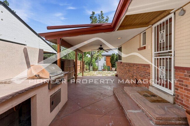 Building Photo - Stunning Home with Washer/Dryer and Gas Grill