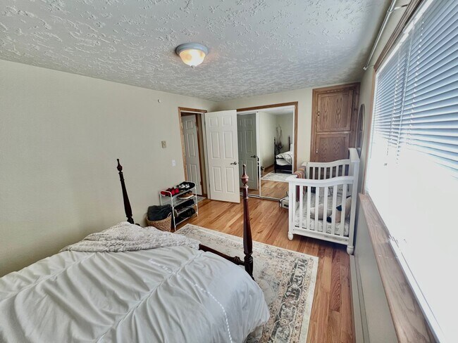 Building Photo - Available Oct. 3rd- Gorgeous Home w/Lots o...
