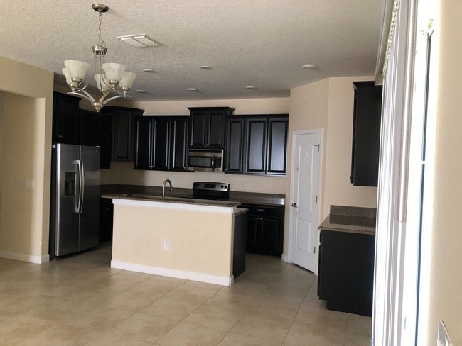 Building Photo - 5 Bedroom / 3.5 Bathroom House at Independ...