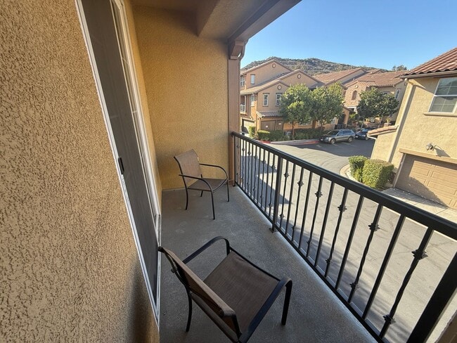 Building Photo - 3 Bedroom Townhome for Rent in Valencia!