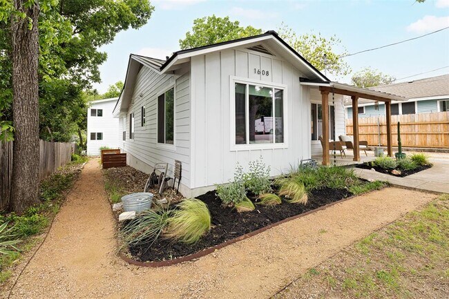 Building Photo - 1608 Cedar Ave