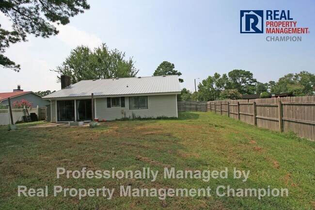 Building Photo - 301 Dennis Rd