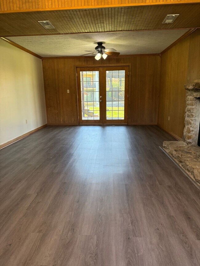 Building Photo - 3 BR / 3 BA Single-family home near Ellettsville