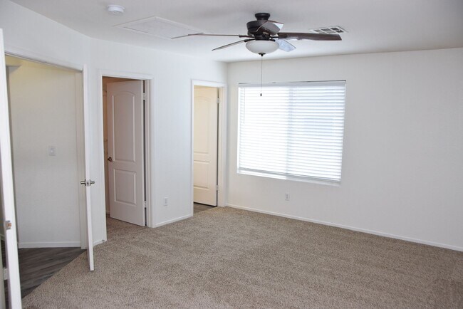 Building Photo - 8765 Country Pines Ave