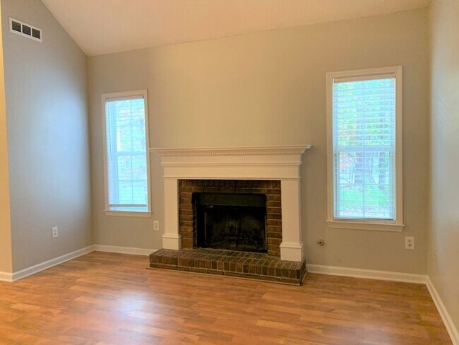 Building Photo - Wow! Northgate district! 3 bed, 2 bath, ranch style home, hardwood flooring, must see!