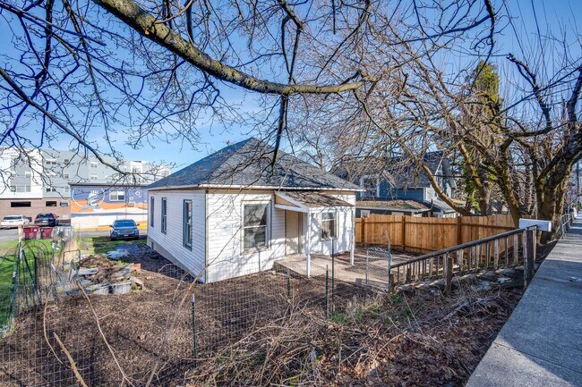 Building Photo - Charming Cottage Retreat - Near WSU & SEL