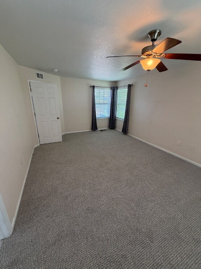 Building Photo - "Spacious 2-Bed Condo with 2.5 Baths in Aurora – Your Dream Home Awaits