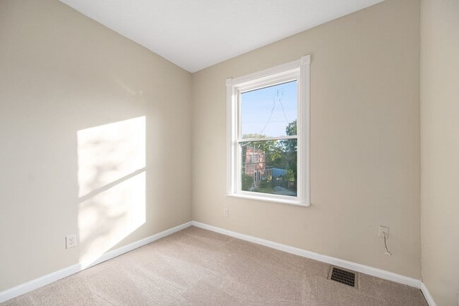 Building Photo - NORTHSIDE RARE GEM - FULLY RENOVATED 5+ BE...