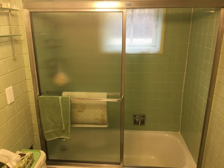 BATH/SHOWER - 956 N 9th St