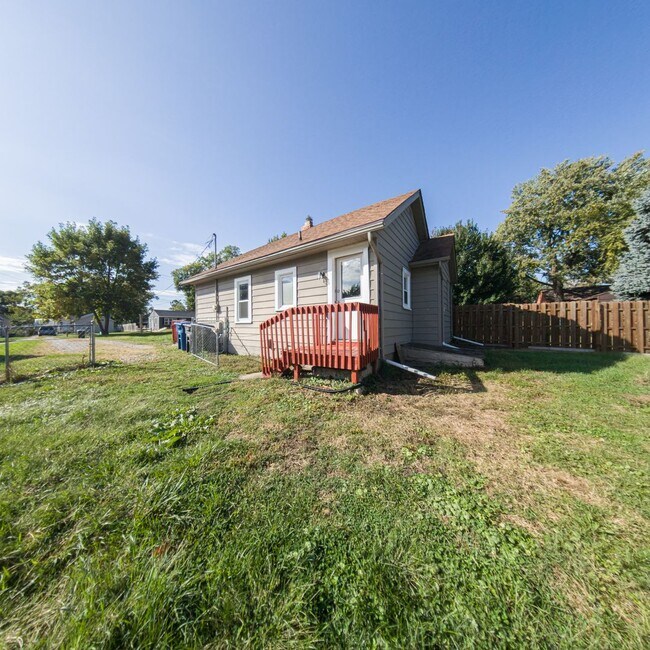 Building Photo - 1001 Maish Ave