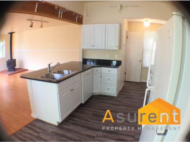 Building Photo - 3-Bedroom/2-Bathroom Home with Amazing Vie...
