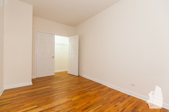 Building Photo - 917 W Dakin St