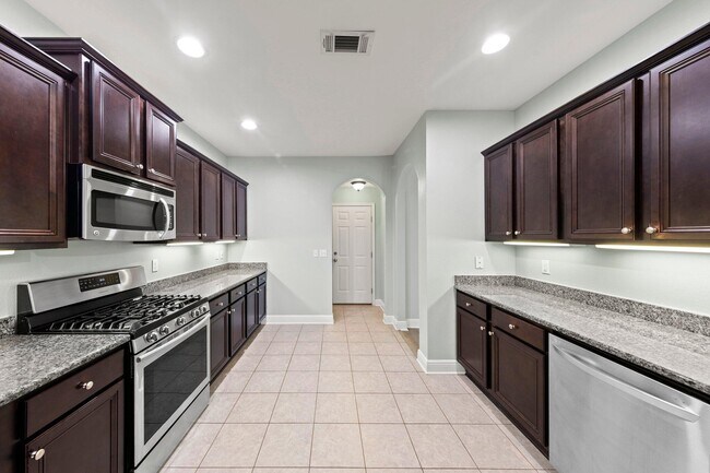 Building Photo - 208 Foxchase Way