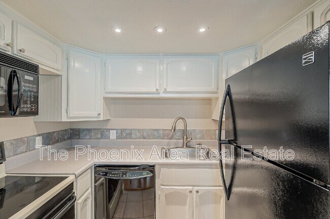 Building Photo - 700 W University Dr