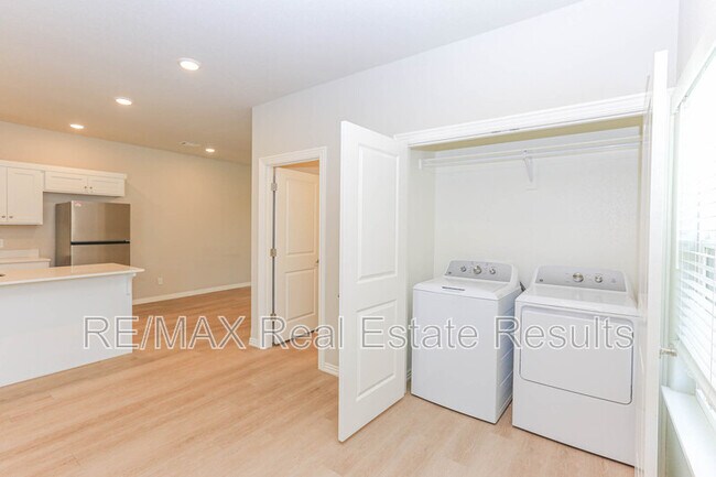 Building Photo - 1401 SW Poigai Wy