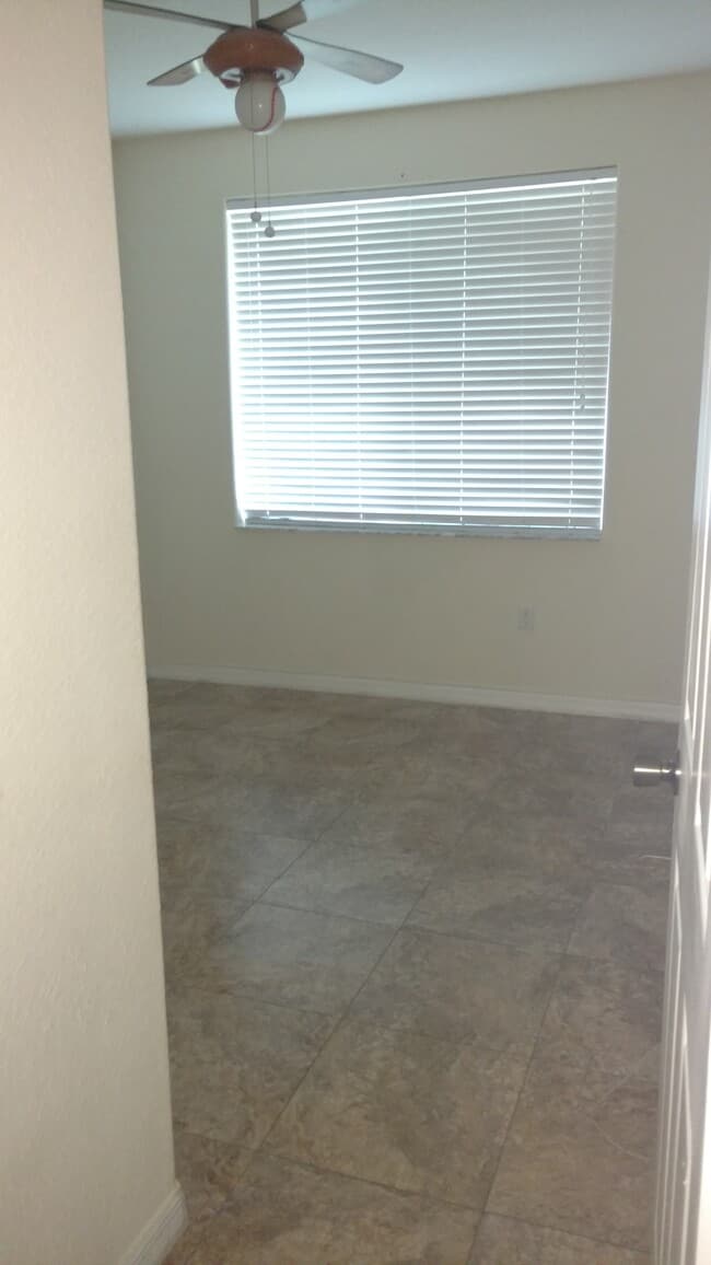 Building Photo - 1712 NE 9th Dr