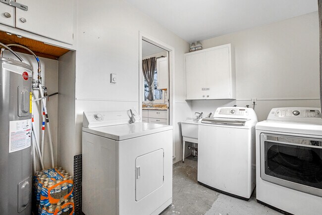 Utility room - 9836 N Clarendon Ave