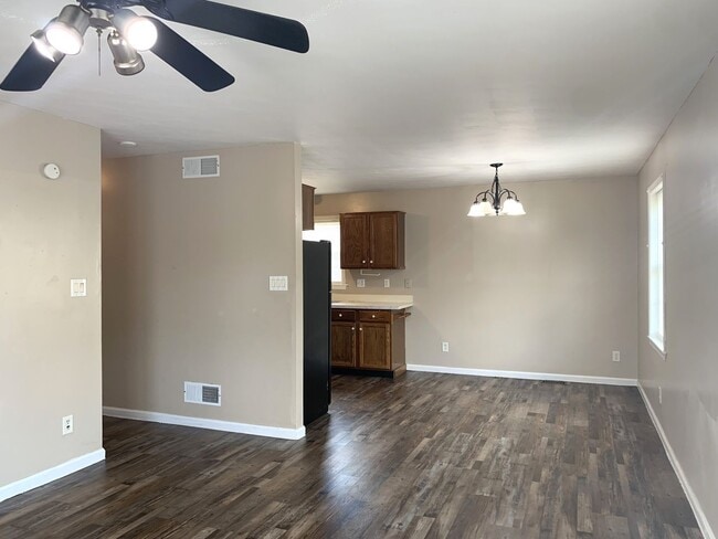 Building Photo - MOVE IN READY, APPLY NOW!!