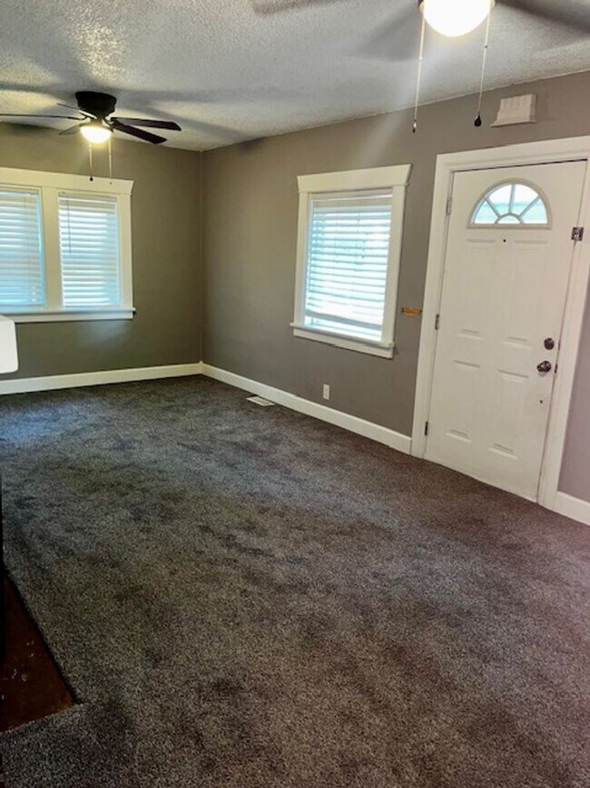 Building Photo - 2 Bed 1 Bath Unit Available in Perry Distr...