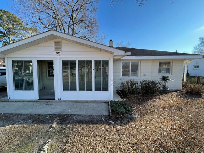 Building Photo - 108 N Saratoga St