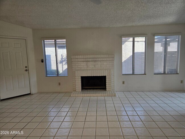 Building Photo - 3033 E Siesta Ln