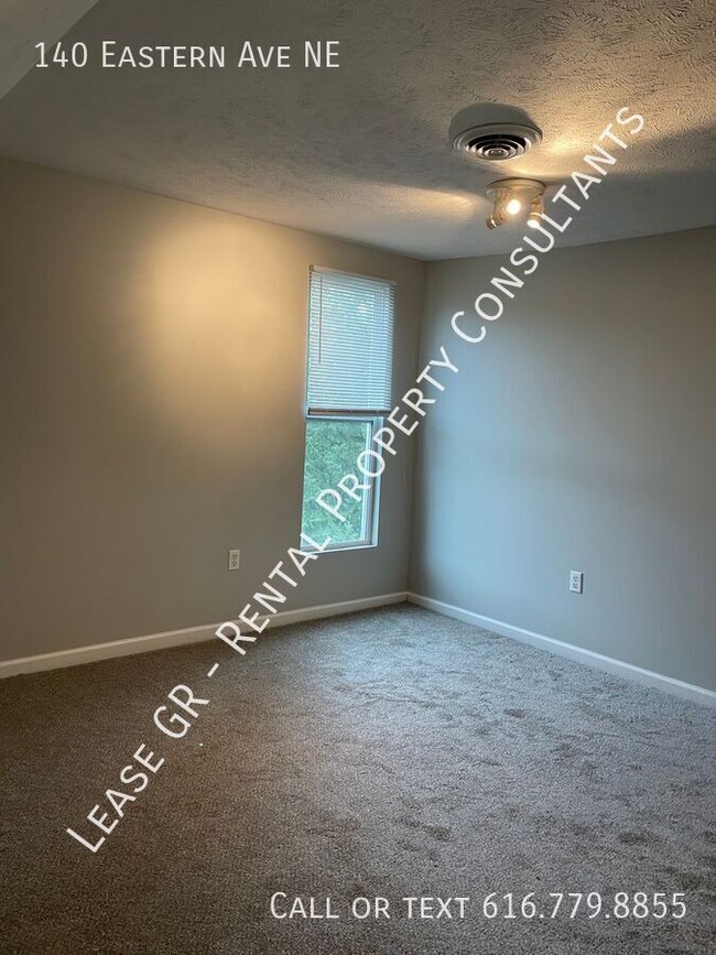 Building Photo - Recently Updated - Upper One Bedroom with ...