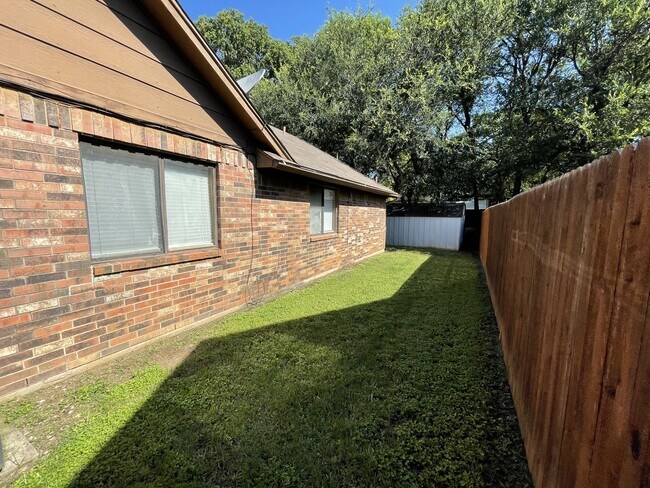 Building Photo - 3202 Fairview Dr