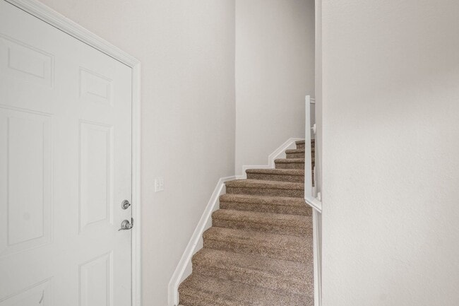 Building Photo - Beautiful Townhome in Laguna lakes 3 bedro...