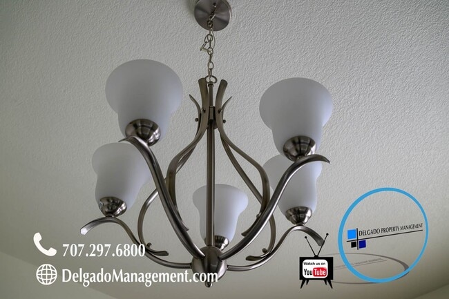 Building Photo - Gorgeous Glen Cove 4 bedroom home.