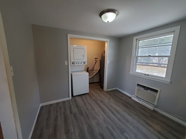 Building Photo - 2 Bedroom House  in Silvis