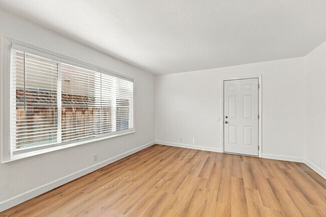 Building Photo - 560 Glenburry Way