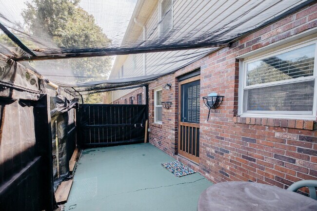 Building Photo - Beautiful 3-Bedroom Townhome in Convenient West Ashley Location!