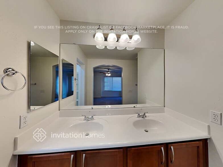 Building Photo - 1383 S Ponderosa Dr