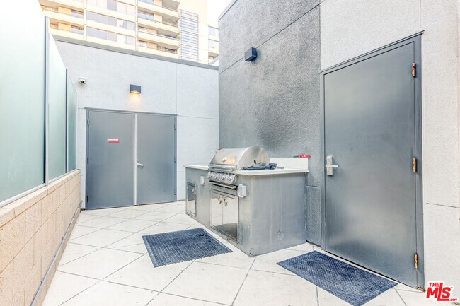 Building Photo - 645 W 9th St