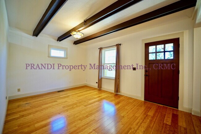 Building Photo - Gerstile Park Gem, With Upgraded Finishes ...