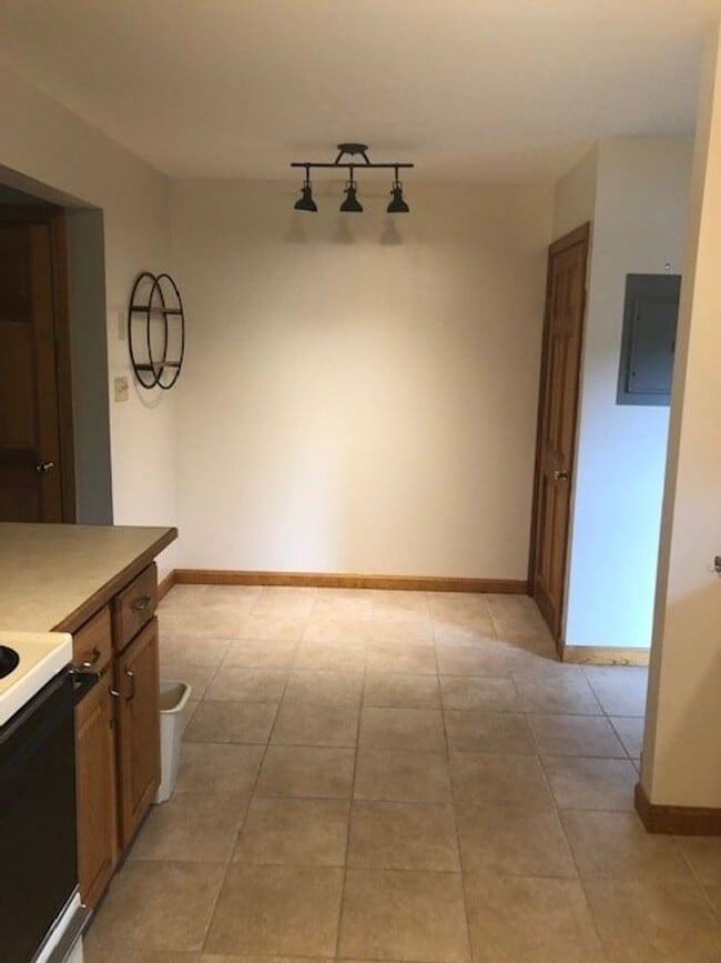 Building Photo - Spacious 2BR/1BA Condo Available Now!! - Great Residential Location!