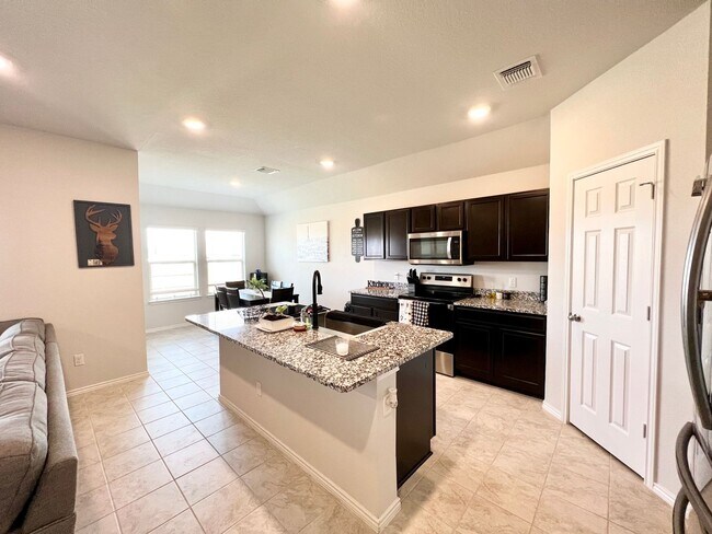 Building Photo - 4 bedroom, 2 bath 1 story home for lease