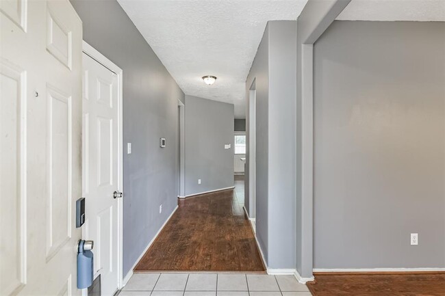 Building Photo - 9502 Belleclaire Ln