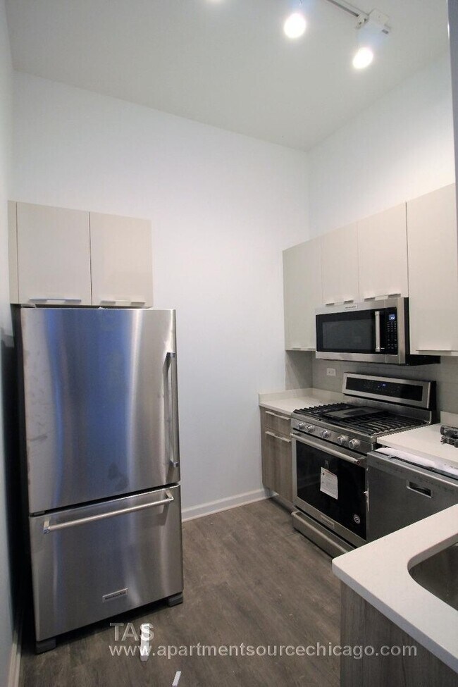 Building Photo - Loft-style condo-quality 2 Bed/2 ba IN UNIT LAUNDRY!!